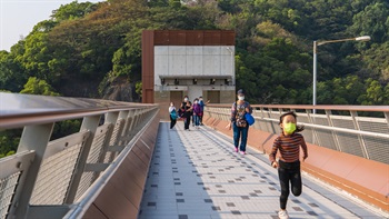康宁路公园一期包括两个主要区域：下层区域包括更衣室、公园办公室、正式的体育设施、慢跑径和球场；水库甲板的上层区域包括一个大型游乐场和宽阔的游乐区。<br><br>鉴于势高低不同，这两个区域通过楼梯/电梯和桥樑结构连接。